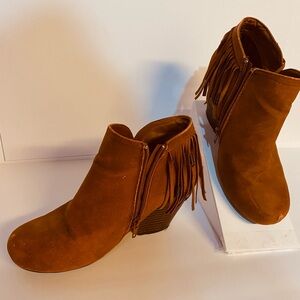 Ladies suede fringed booties…a rustish color…in good